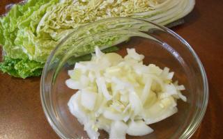 Как приготовить салат из пекинской капусты с ветчиной