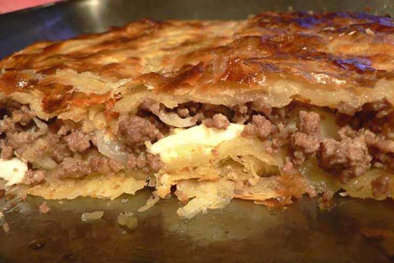 Пирог из слоеного теста с фаршем и картофелем в духовке рецепт с фото пошаговый