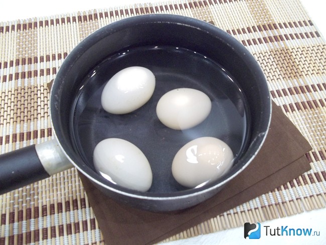 Сварить яйца в холодной воде. Яйца в кастрюле. Отварные яйца в кастрюле. Яйца в кастрюле фото. Залить яйца водой.